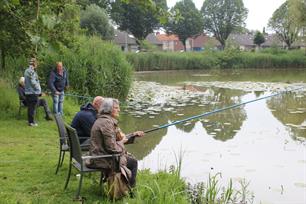 Hengelsport Vereniging Doesburg gaat Samen Vissen met bewoners van verzorgcentra Het Biesemhuis uit Doesburg.